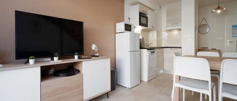 Réfrigérateur, micro-ondes, lave-vaisselle, cafetière/bouilloire