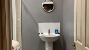 Comfort Triple Room | Bathroom