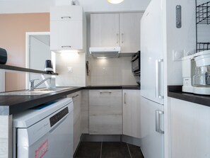 Kylskåp, mikrovågsugn, diskmaskin och kaffe- och tebryggare
