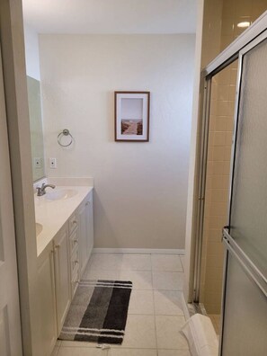 Secador de pelo y toallas