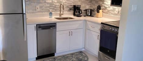 冷蔵庫、電子レンジ、オーブン、コンロ