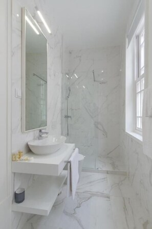 Shower, hair dryer, towels, soap - AQ 188 guesthouse  (Coimbra)
