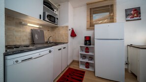 冷蔵庫、電子レンジ、食器洗い機、コーヒー / ティーメーカー