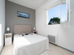 2 bedrooms, iron/ironing board