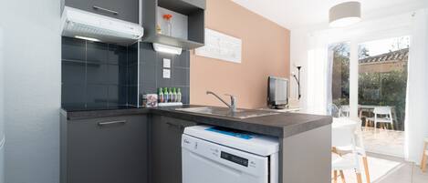 Fridge, dishwasher, coffee/tea maker, toaster