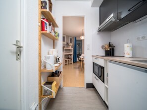 Réfrigérateur, micro-ondes, lave-vaisselle, cafetière/bouilloire