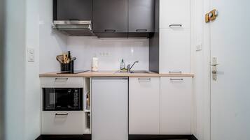 Réfrigérateur, micro-ondes, lave-vaisselle, cafetiÚre/bouilloire