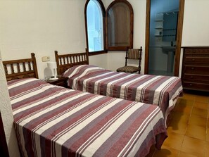 4 chambres, fer et planche à repasser, Wi-Fi, draps fournis