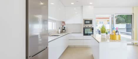 Réfrigérateur, four à micro-ondes, un four, surface de cuisson