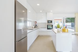 Fridge, microwave, oven, stovetop - Diamond Villa, luxury house (Lourinha)