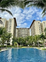 Una piscina al aire libre