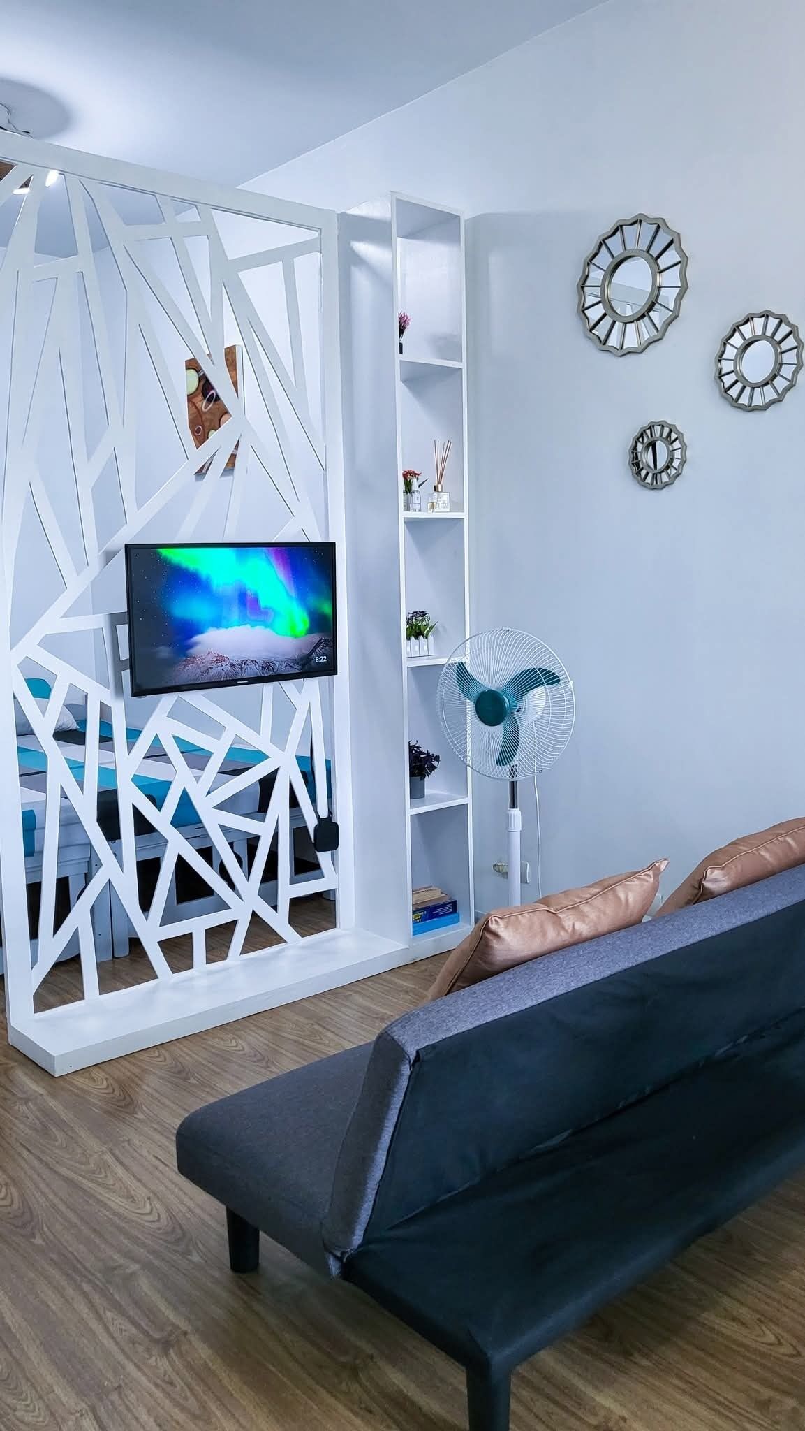 1 habitación, escritorio y espacio para trabajar con laptop 