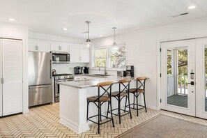 Mikrobølgeovn, ovn, kokeplater og oppvaskmaskin