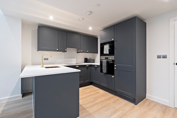 Refrigerador, microondas, horno, placa de cocina