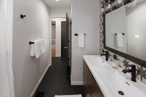 Haartrockner, Handtücher, Seife, Toilettenpapier