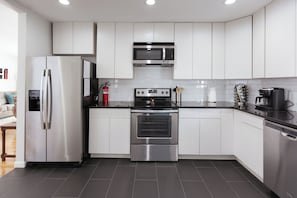 Refrigerador, microondas, horno y parrilla de estufa 