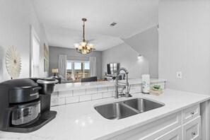 House, Multiple Beds (HypNautic) | Private kitchen | Oven, toaster, paper towels
