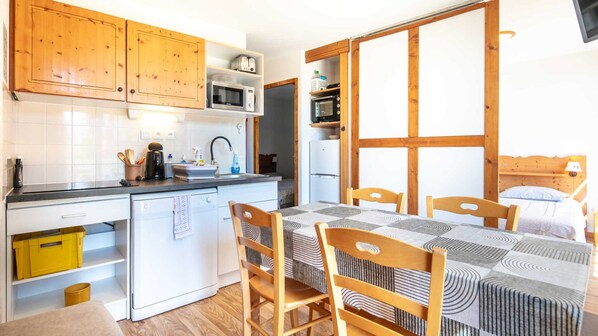 Kühlschrank, Mikrowelle, Ofen, Geschirrspüler