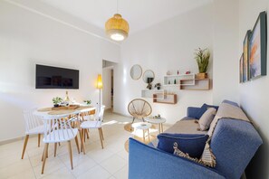Leilighet – comfort | Oppholdsområde | En 43-tommers smart-TV med kabel-kanaler