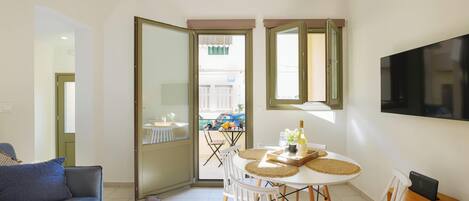 Comfort-Apartment | Essbereich im Zimmer