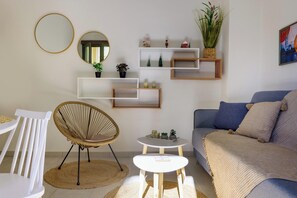 Leilighet – comfort | Oppholdsområde | En 43-tommers smart-TV med kabel-kanaler