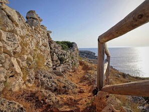 A coastal path with a stone wall and wooden fence, leading to the sea. - Casa Bolano - Con Piscina Privata a 3 Km dal Mare (Corsano)
