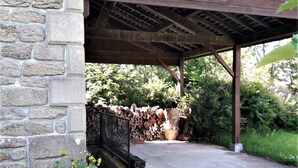 Un edificio de piedra con un patio cubierto.