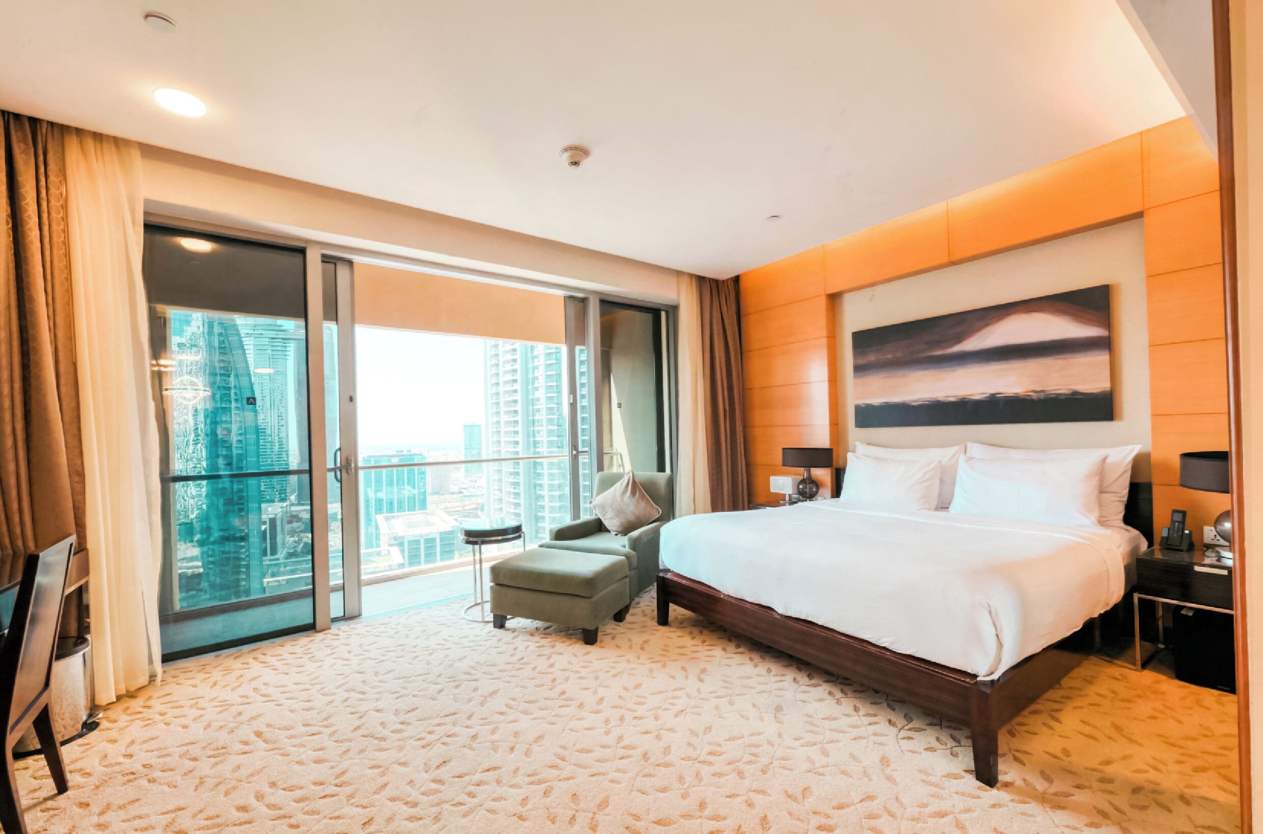 1 多间卧室、客房内保险箱、办公桌、熨斗/熨衣板