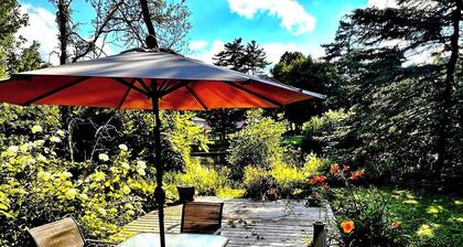 Peaceful Riverside Park Cottage in the town of Bancroft
free parking /fireplace