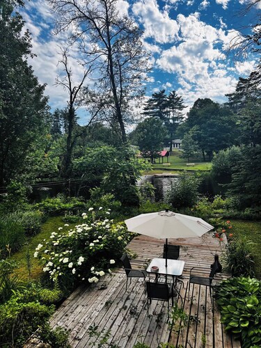 Peaceful Riverside Park Cottage in the town of Bancroft
free parking /fireplace