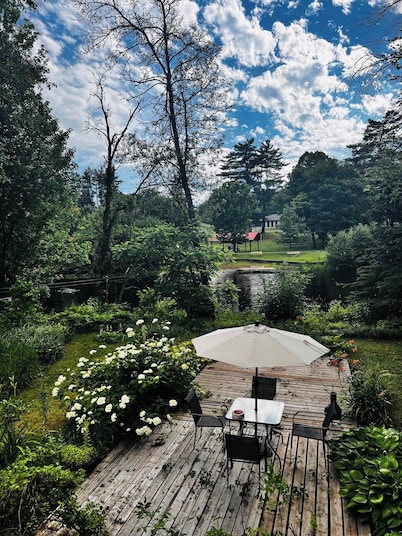 Peaceful Riverside Park Cottage in the town of Bancroft
free parking /fireplace