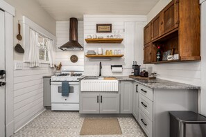 Fridge, microwave, oven, stovetop - Cozy Cottage newly renovated near DWNTN & MTSU  (Murfreesboro)