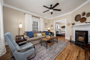 Smart TV, fireplace - Cozy Cottage newly renovated near DWNTN & MTSU  (Murfreesboro)