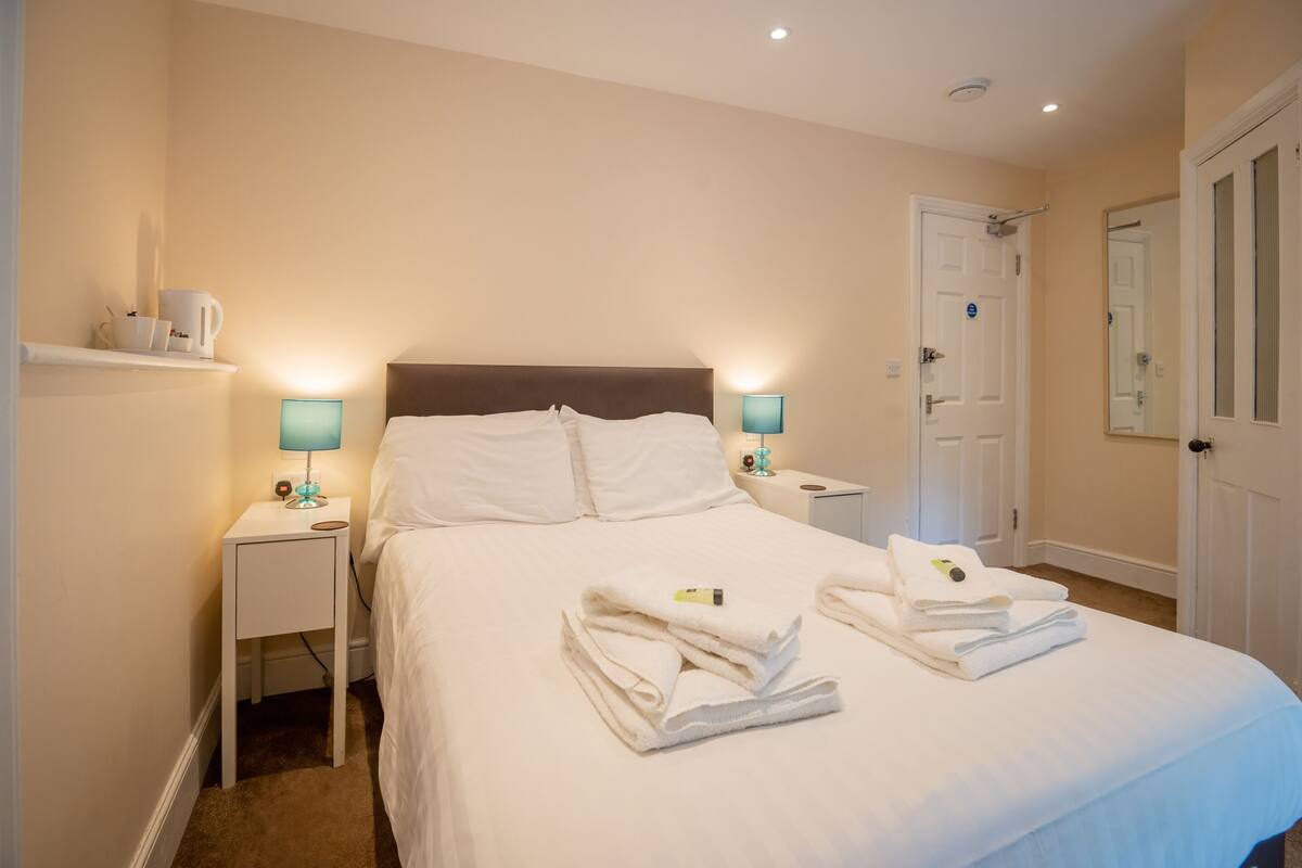Economy Double Room, Ensuite (Brewery House Newmarket) | WiFi (free)