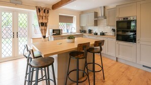 Family Cottage, Ensuite, Garden View (RC) | Private kitchen - Bridge Hotel Brandon (Brandon)