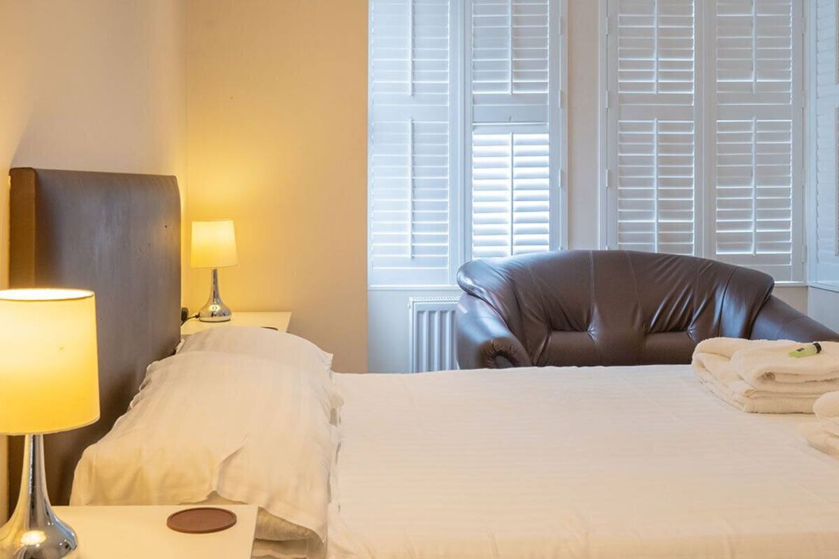 Economy Double Room, Ensuite (Brewery House Cambridge) | WiFi (free)