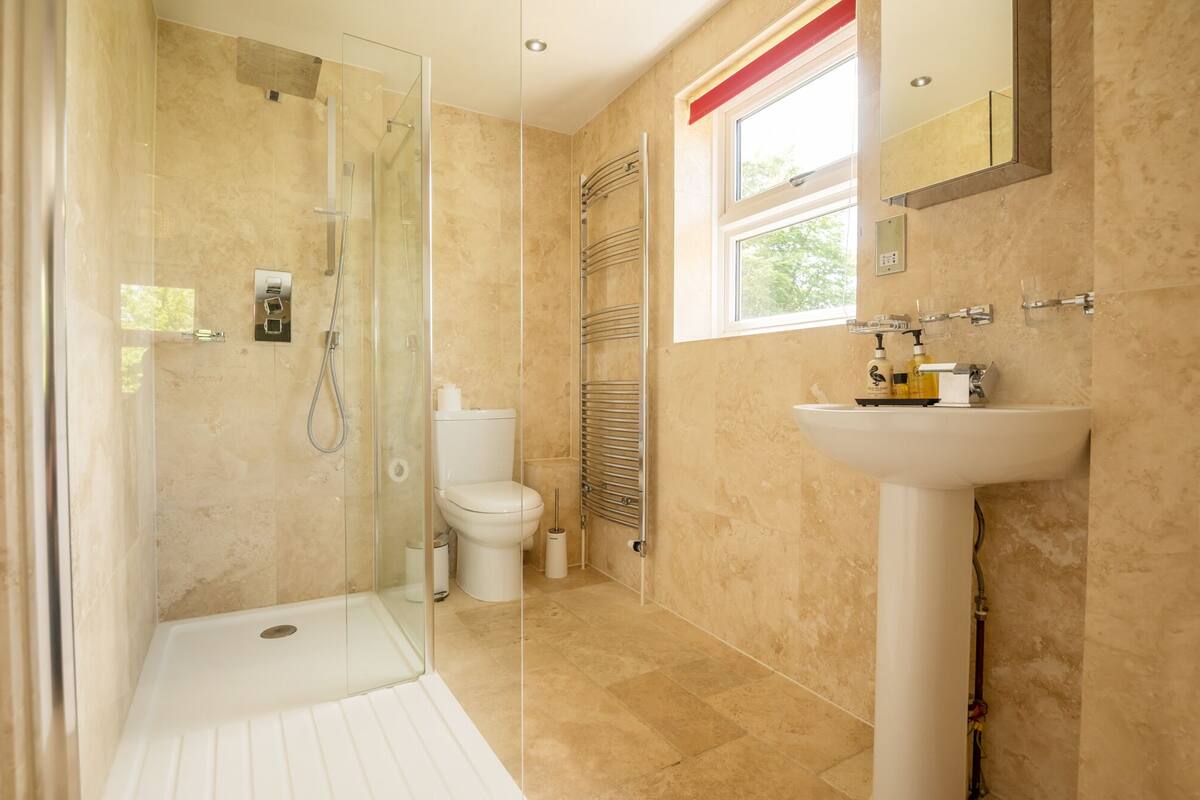 Deluxe Double or Twin Room, Ensuite, Garden View (BH5) | Bathroom