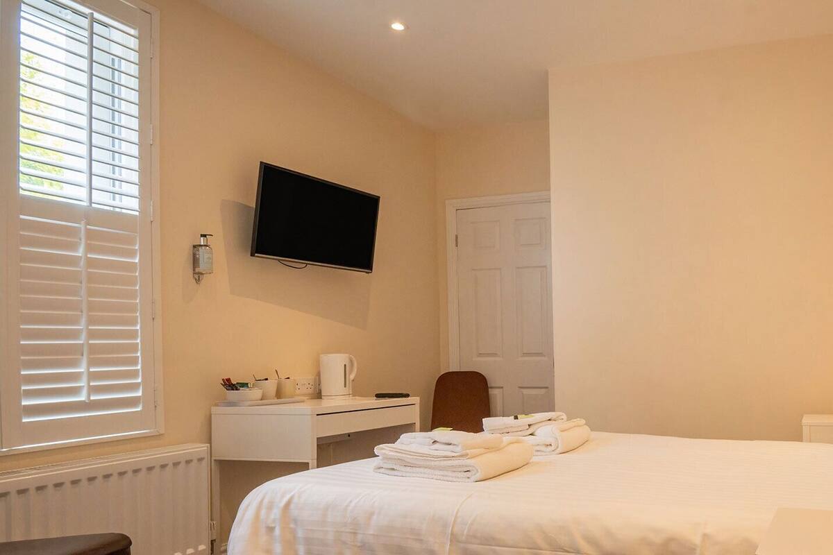 Economy Double Room, Ensuite (Brewery House Bury) | WiFi (free)