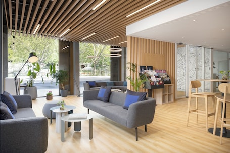 Bar en el lobby. Holiday Inn Express & Suites Sion by IHG