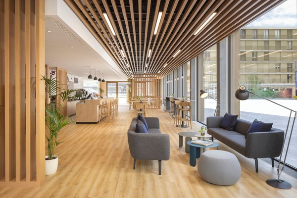 Lobby lounge