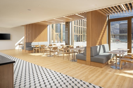 Bar (en la propiedad). Holiday Inn Express & Suites Sion by IHG