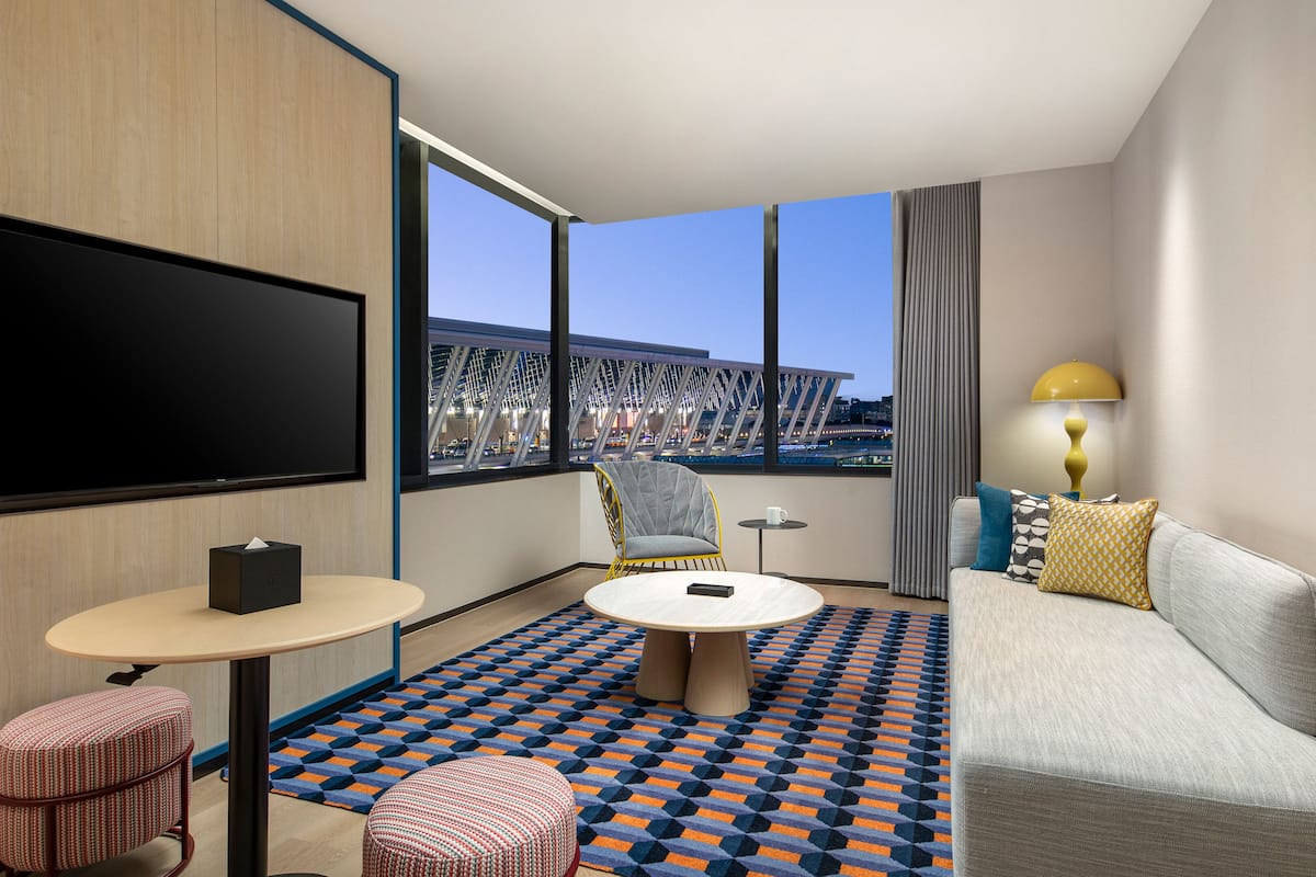 Cubrecamas y caja de seguridad en la habitación