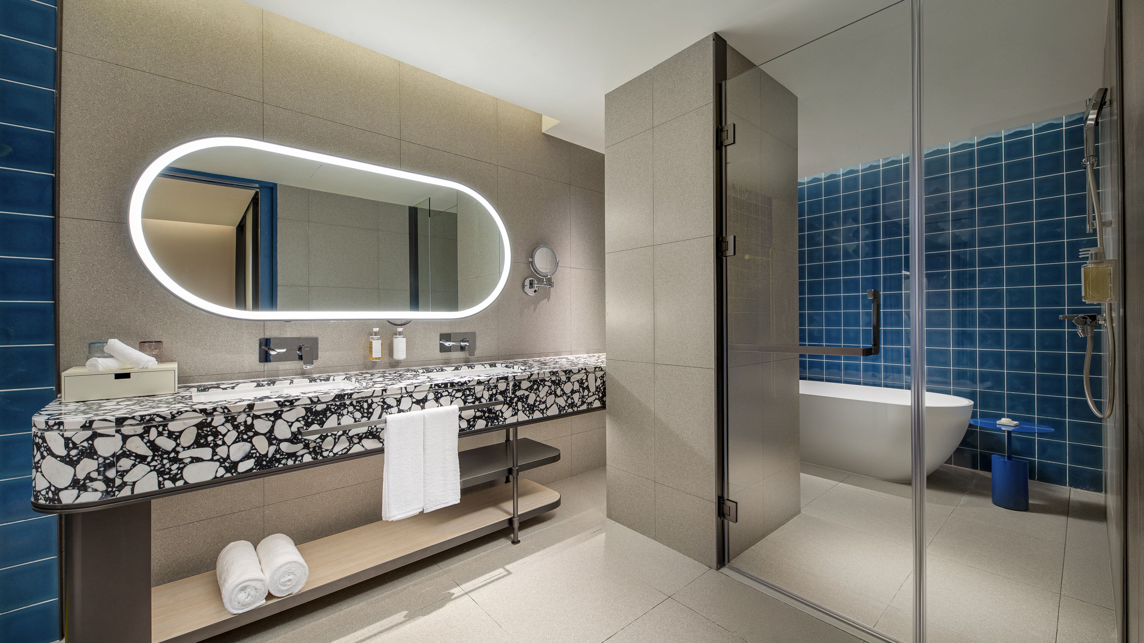 Phòng Suite, 1 phòng ngủ | Phòng tắm | Dép đi trong nhà, khăn tắm 