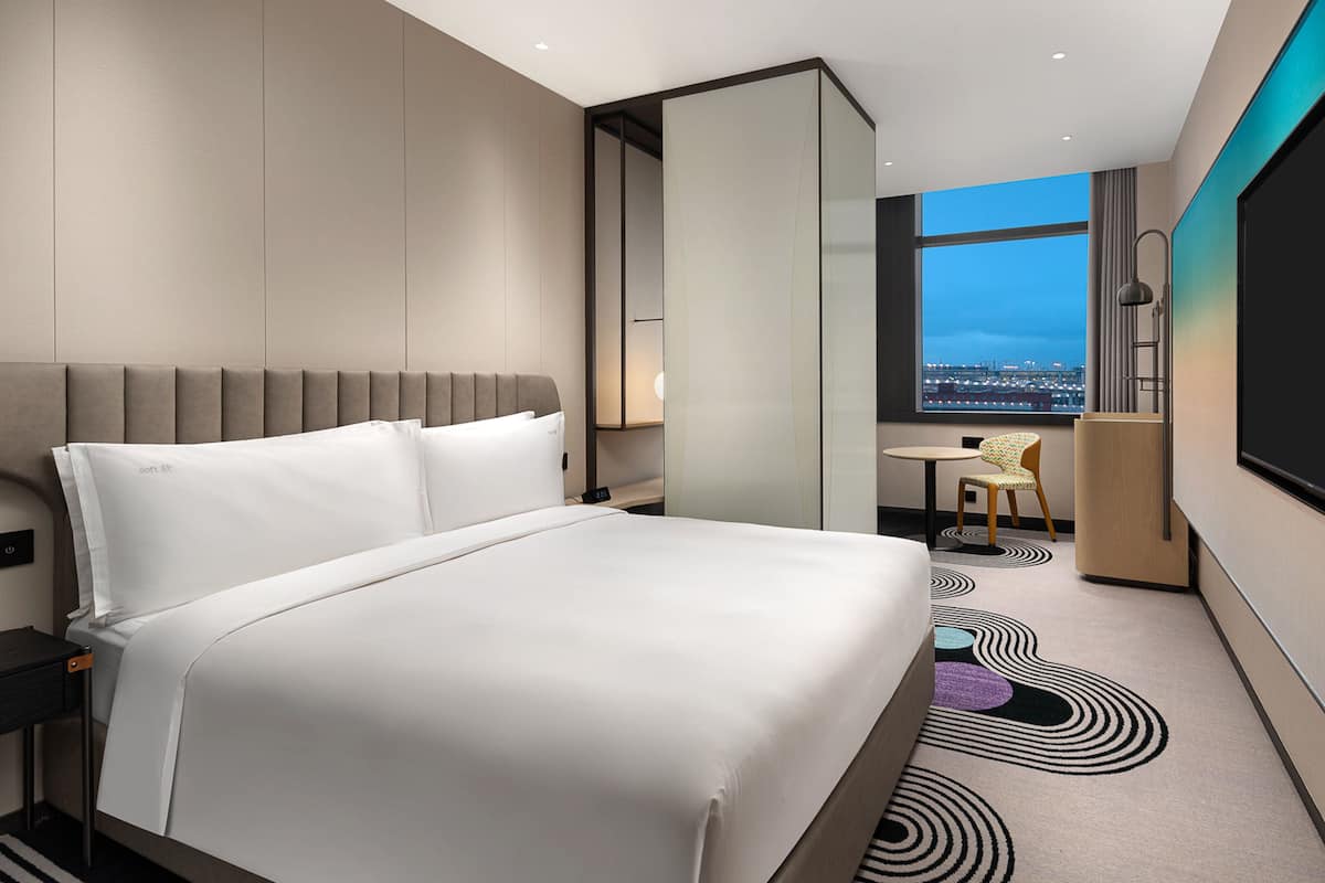 Standardrum - 1 queensize-säng | Duntäcken, värdeförvaringsskåp på rummet och arbetsyta för laptop