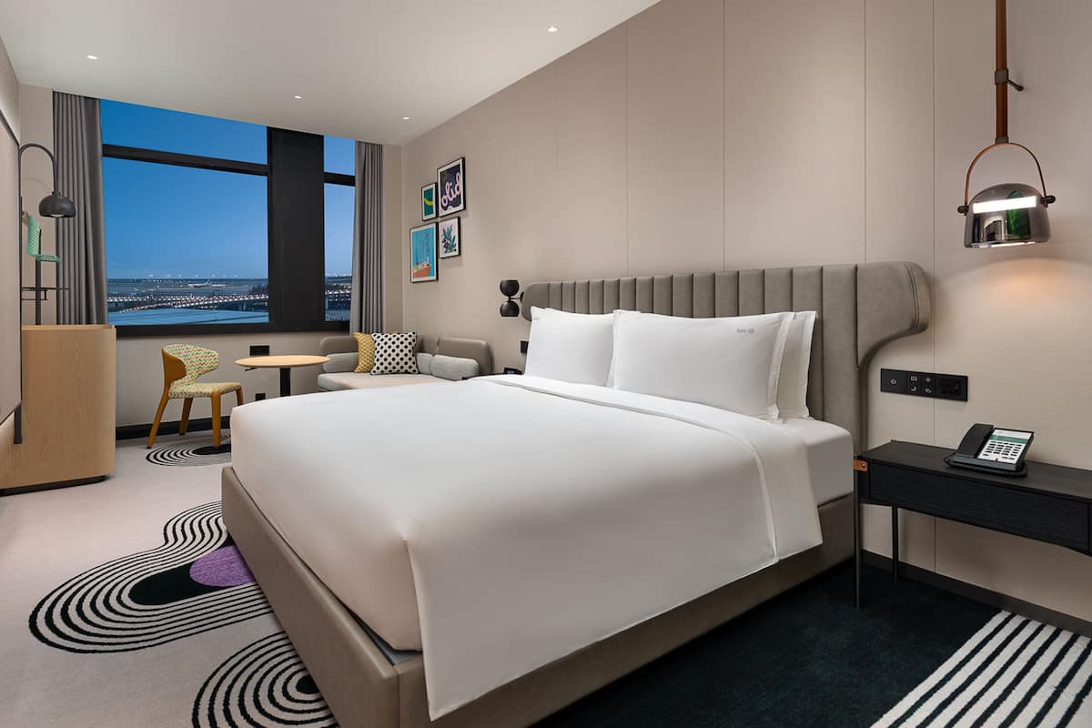 Duntäcken, värdeförvaringsskåp på rummet och arbetsyta för laptop