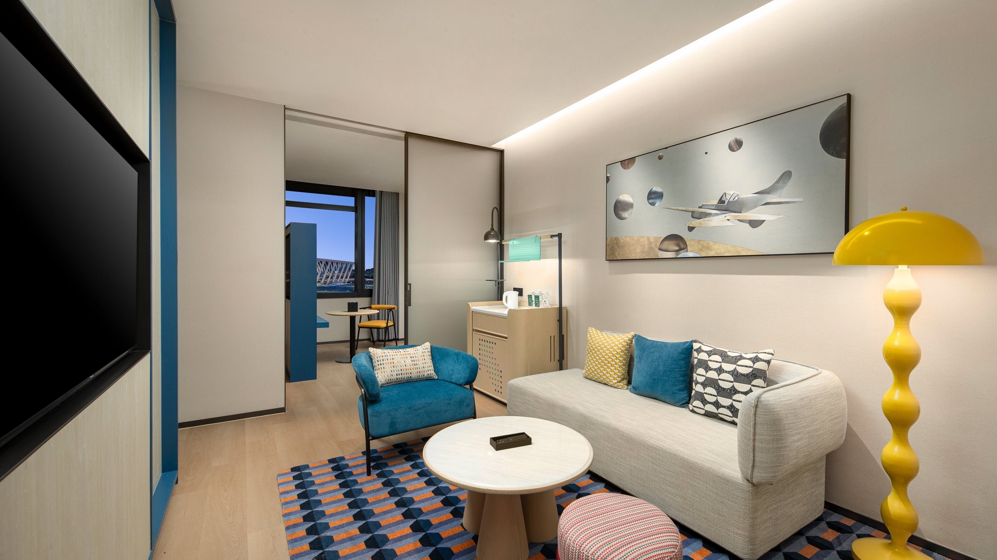 套房, 1 张特大床 | 羽绒被、客房内保险箱、笔记本电脑工作区、遮光窗帘