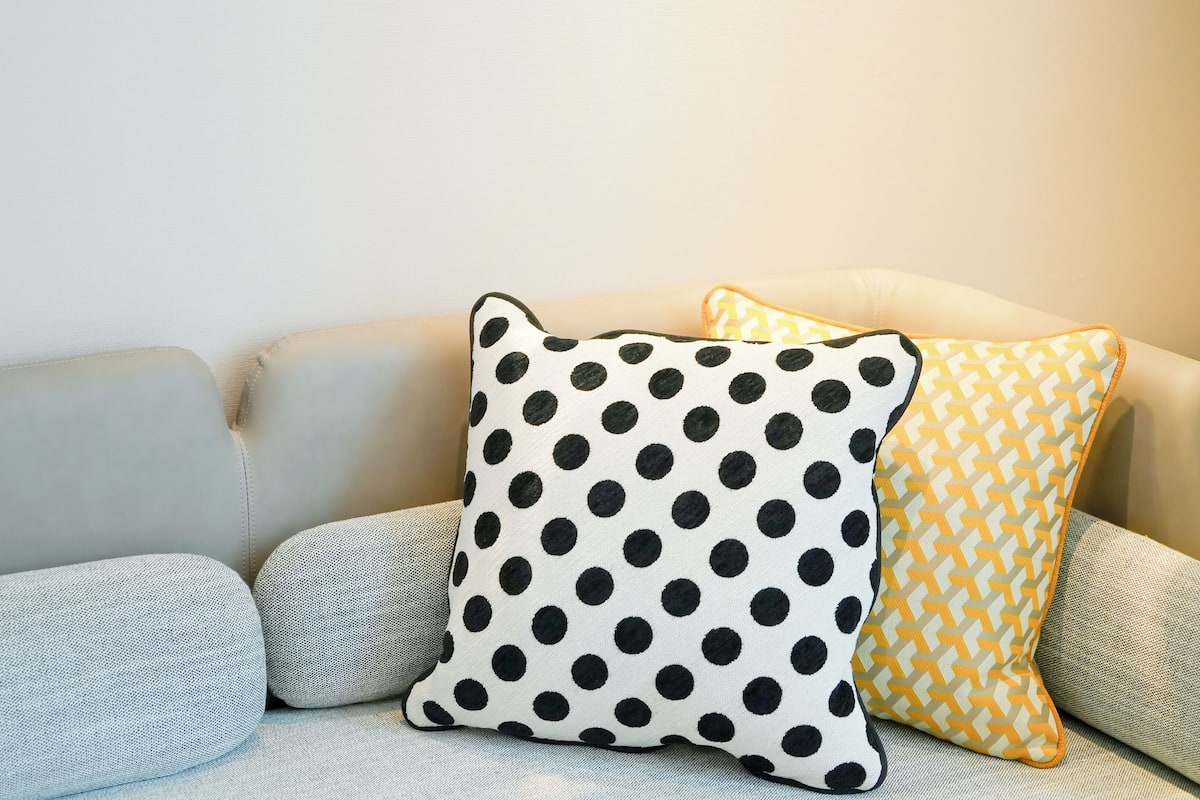 Duntäcken, värdeförvaringsskåp på rummet och arbetsyta för laptop