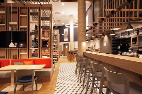 Bar (in loco). Holiday Inn Express & Suites Monheim Am Rhein by IHG