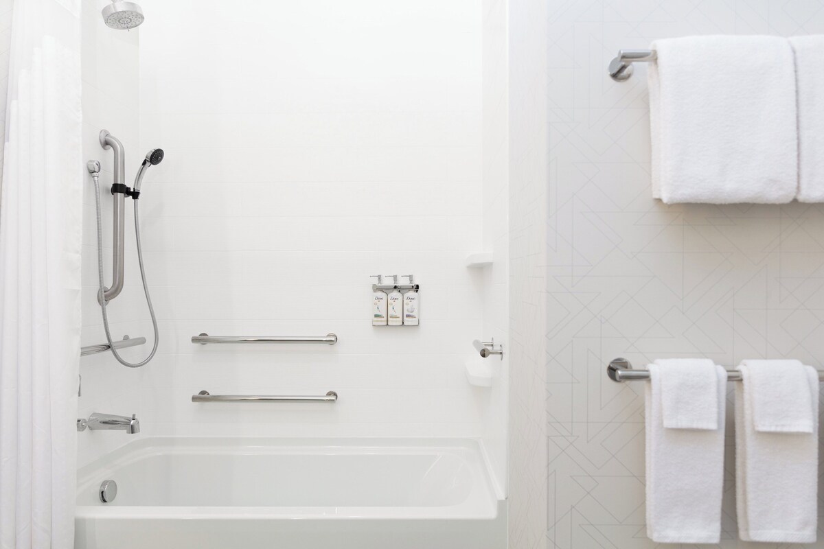 スタンダード ルーム クイーンベッド 1 台 バリアフリー (Mobility, Accessible Tub) | セーフティボックス (室内)、デスク、ノートパソコン用作業スペース、遮光カーテン