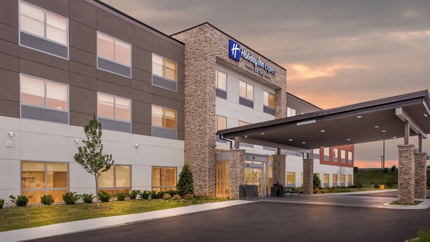 Un hôtel Holiday Inn Express doté d’une façade moderne, de grandes fenêtres et d’une entrée abritée.